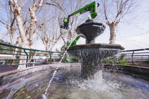 Ha finalizado los trabajos de poda en la plaza del pueblo de Valleseco