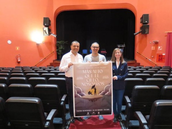 El Teatro Hespérides de Guía acoge el estreno de la obra ‘Más alto que el cielo, nosotros’ de Javier Estévez