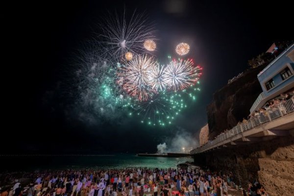 G&aacute;ldar: Sardina vivi&oacute; una multitudinaria Noche de San Juan Marinero con m&uacute;sica y fuegos artificiales