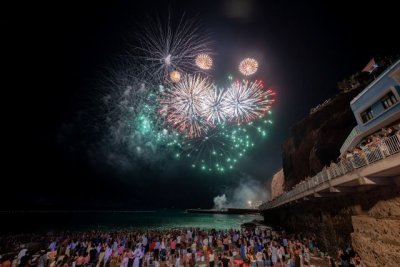 G&aacute;ldar: Sardina vivi&oacute; una multitudinaria Noche de San Juan Marinero con m&uacute;sica y fuegos artificiales