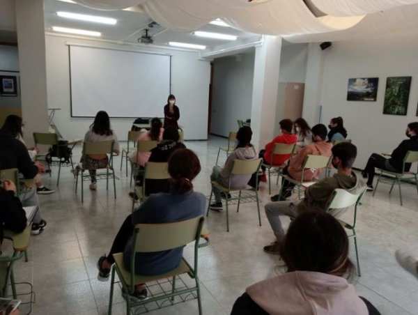 Villa de Moya: Alumnos del IES Doramas comparten experiencias con la joven escritora canaria Andrea Abreu