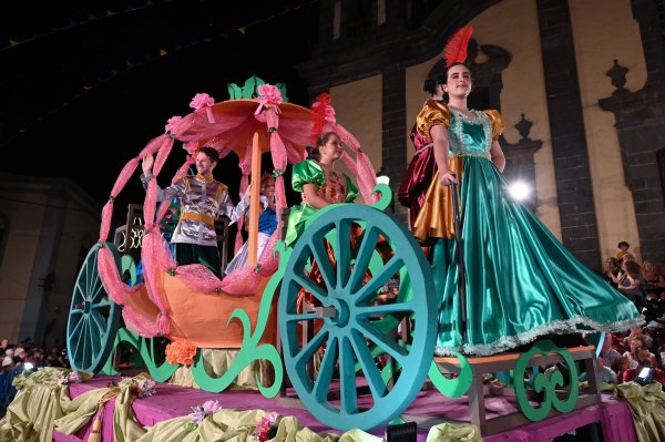 Guía: Abierto el plazo de inscripción para participar como figurantes en la Cabalgata de Carrozas de las Fiestas de La Virgen y en la Batalla de Flores