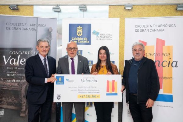 El presidente del Cabildo de Gran Canaria entrega el cheque con la recaudación del Concierto por Valencia de la Orquesta Filarmónica de Gran Canaria