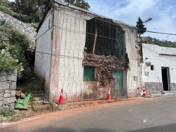 Gáldar: Concluye la estabilización de la vivienda derruida en Juncalillo junto a la GC-220 y la vía queda reabierta el tráfico