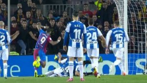 El Bar&ccedil;a de Xavi gana su primer partido gracias a un "penaltito"