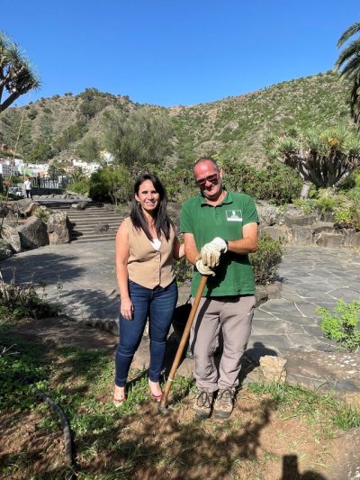 Margarita Gonz&aacute;lez Cubas, visita en su puesto de trabajo a la primera persona con discapacidad intelectual de Canarias en obtener una plaza de funcionario de carrera