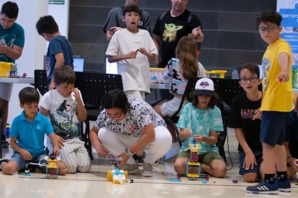 Escolares de 9 a 14 años muestran su talento en una competición canaria de robótica educativa