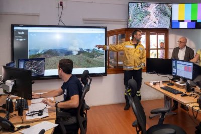 Un helic&oacute;ptero junto a equipos de bomberos forestales y del Consorcio de Emergencias de Gran Canaria se desplazan a Tenerife