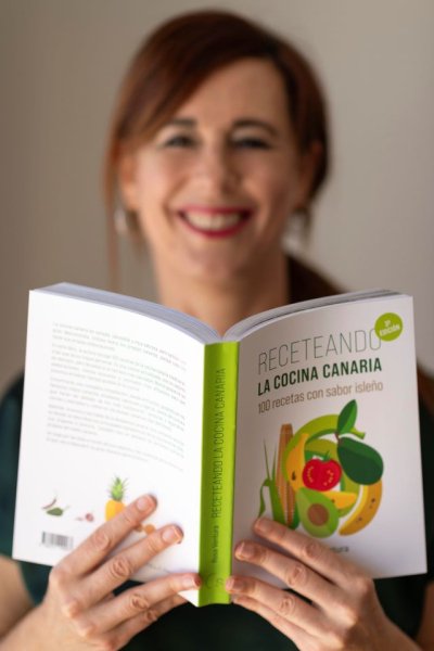 Rosa Ventura y Ediciones Singularidad presentan la tercera edici&oacute;n de &lsquo;Receteando la cocina canaria&rsquo; en la Feria del Libro de Las Palmas este 30 de mayo