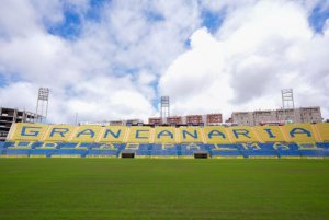 El IID avanza las obras para renovar la iluminación con tecnología LED y poner a punto el césped del Estadio de Gran Canaria para el inicio de la Liga