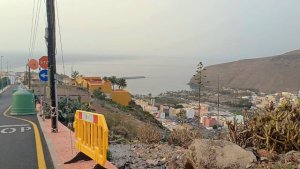 La Gomera: San Sebastián mejora la seguridad de los viandantes con la instalación de nuevas barandillas en zonas peatonales