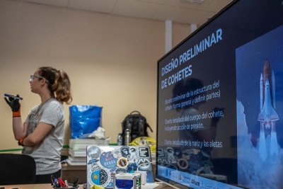Estudiantes de secundaria desarrollan proyectos reales en centros I+D de la universidad