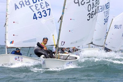 Canarias navega hacia el futuro de la vela con Marta Mansito a los mandos del relevo generacional