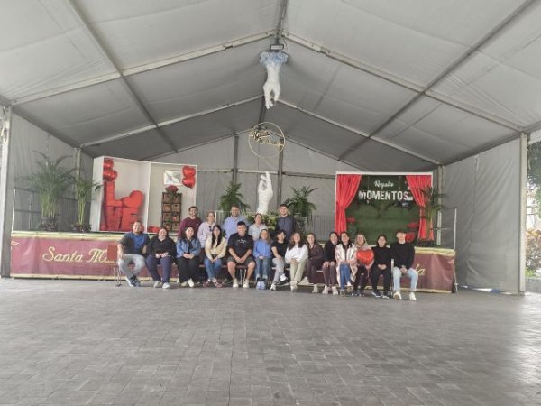 Gu&iacute;a se suma al D&iacute;a de San Valent&iacute;n con bonitos escaparates-photocall que expresan el amor por la Ciudad