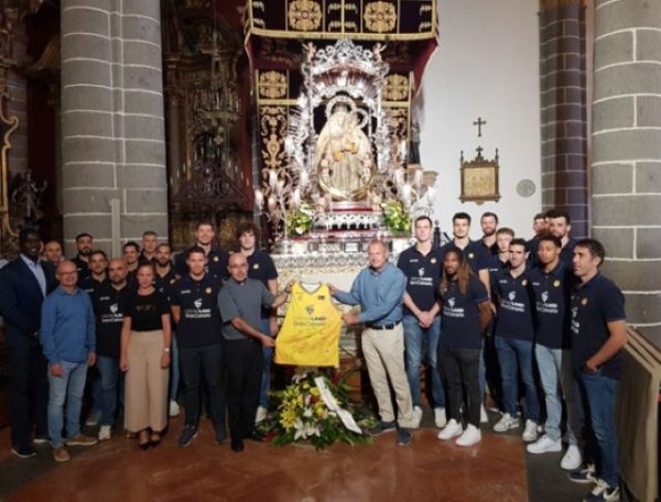 El CB Gran Canaria realizó su tradicional ofrenda floral a la Virgen del Pino en el inicio de temporada
