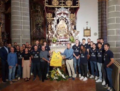 El CB Gran Canaria realizó su tradicional ofrenda floral a la Virgen del Pino en el inicio de temporada