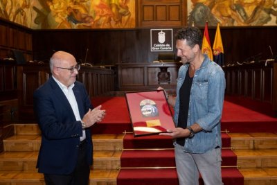 Morales entrega el disco de oro a Clou Simon, con su éxito en una canción sobre Gran Canaria