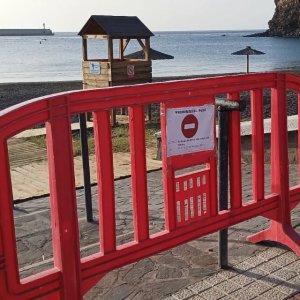 El Ayuntamiento de San Sebastián de La Gomera cierra parcialmente la playa para la limpieza de la bahía tras la instalación del cable submarino