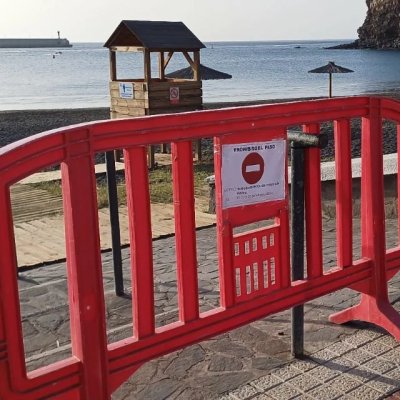 El Ayuntamiento de San Sebasti&aacute;n de La Gomera cierra parcialmente la playa para la limpieza de la bah&iacute;a tras la instalaci&oacute;n del cable submarino