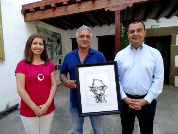 El artista Néstor Dámaso del Pino regala un retrato-caricatura de Néstor Álamo para su Casa-Museo en Guía