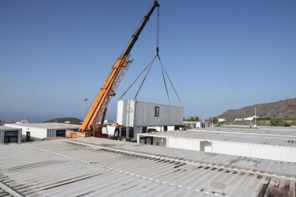 El Gobierno continúa en Los Llanos la retirada de las casas provisionales y levanta los primeros contenedores