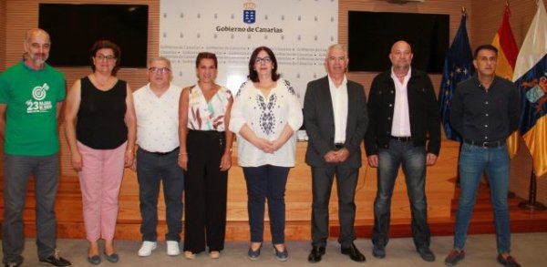 Gobierno y sindicatos firman un acuerdo de mejora del sistema educativo a través del aumento del personal docente