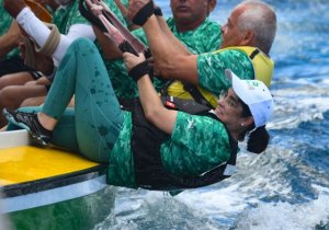 La ministra Carolina Darias se bautiza en la Vela Latina Canaria