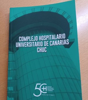 El HUC repasa la trayectoria de algunos servicios en un libro conmemorativo de su 50 aniversario