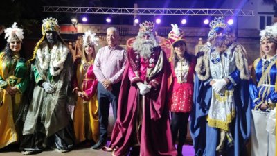 El alcalde de La Aldea de San Nicol&aacute;s, Tom&aacute;s P&eacute;rez, entrega las llaves del municipio a los Reyes Magos tras la Cabalgata