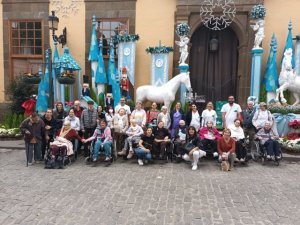 Gáldar: Usuarios de la Residencia Genoveva Pérez visitan el Belén Municipal y la Semana de las Flores