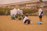 G&aacute;ldar: Una treintena de voluntarios limpian la playa de Bocabarranco