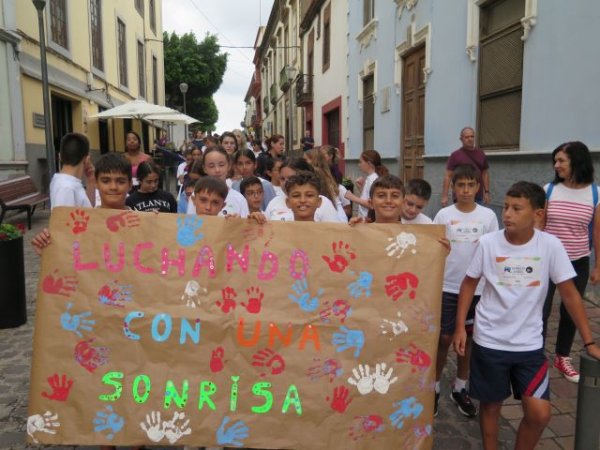 Más de 400 escolares participaron hoy en la marcha solidaria contra la leucemia infantil por el casco histórico de Guía