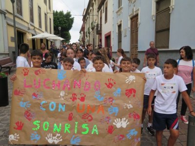 M&aacute;s de 400 escolares participaron hoy en la marcha solidaria contra la leucemia infantil por el casco hist&oacute;rico de Gu&iacute;a
