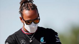 Hamilton le pega un volantazo al Mundial