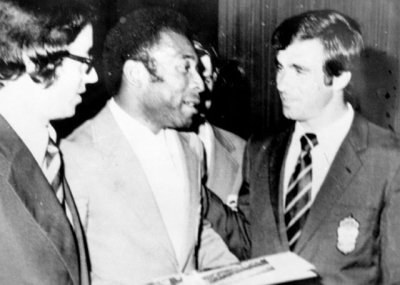 Reportajes: 'El abrazo en Madrid entre Pel&eacute; y Tonono, capit&aacute;n de la UD Las Palmas', por Amado Moreno
