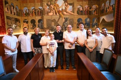 Gáldar: Teodoro Sosa recibe a Pequeño Valiente antes de que la Fundación afronte el Camino de Santiago