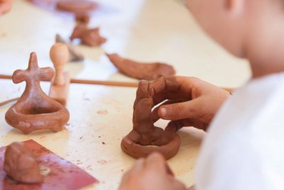 El Museo Cueva Pintada propone a las familias con ni&ntilde;os y ni&ntilde;as el taller &lsquo;&Iacute;dolos y barro&rsquo;