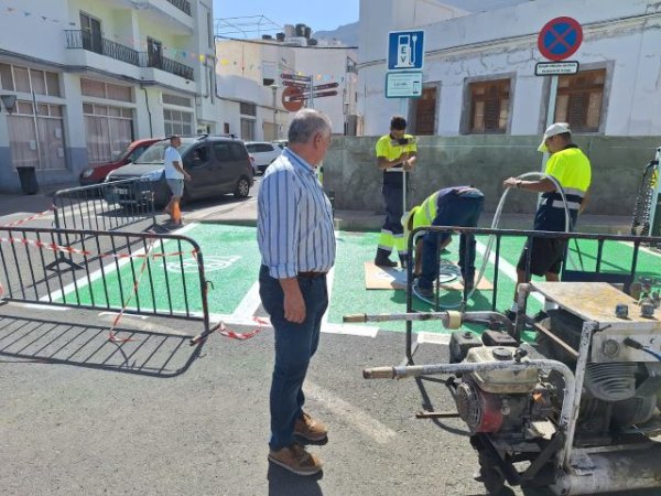 El Ayuntamiento acomete trabajos de mejora de las vías de La Aldea ante las celebraciones de las Fiestas de San Nicolás de Tolentino 2024