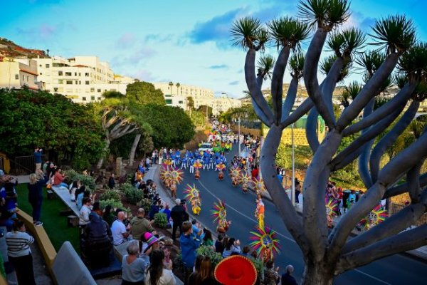 La mayor Cabalgata de la historia de Gáldar inunda las calles con más de 20.000 personas y Elvis Crespo llena La Quinta