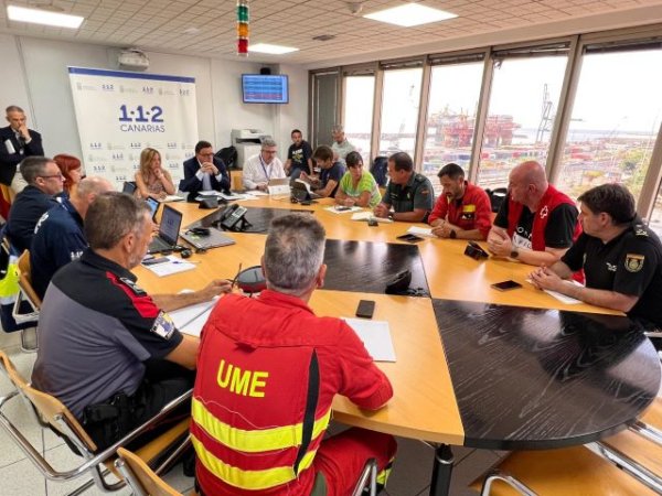 Los equipos de extinción continúan trabajando en puntos calientes y reproducciones en la zona norte de Tenerife