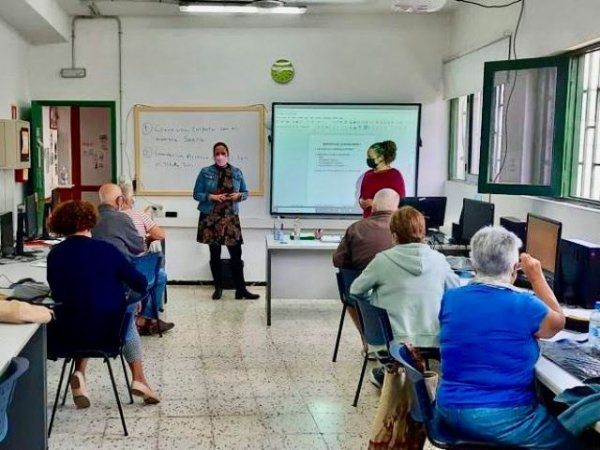 Arucas: Proyecto de Alfabetización Digital dirigido a las personas mayores del municipio