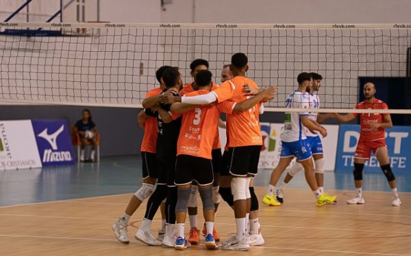 Voleibol: El Arona Playa de Los Cristianos da un golpe sobre la mesa y conquista San Sadurniño