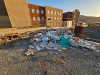 Basura y escombros rodean el IES Ag&aacute;ldar un a&ntilde;o despu&eacute;s de su apertura: el PSOE exige una actuaci&oacute;n inmediata