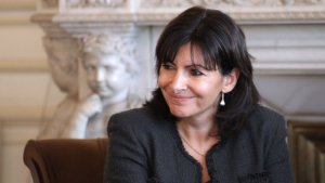 La alcaldesa de Par&iacute;s tambi&eacute;n presiona a Mbapp&eacute; para que renueve por el PSG