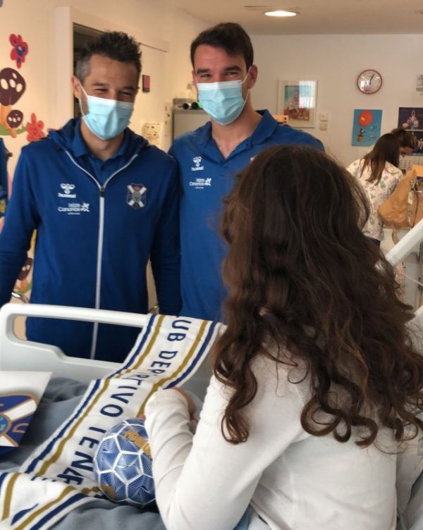 Los niños ingresados en los dos hospitales públicos tinerfeños reciben la visita de los jugadores del CD Tenerife