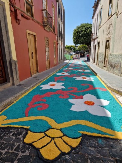 Gu&iacute;a: Bellos tapices de sal y tarahal adornaron el entorno de la Iglesia en la fiesta del Corpus Christi