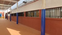 El Ayuntamiento de Gu&iacute;a renueva las protecciones de las columnas del patio del CEIP Juan Arencibia Sosa