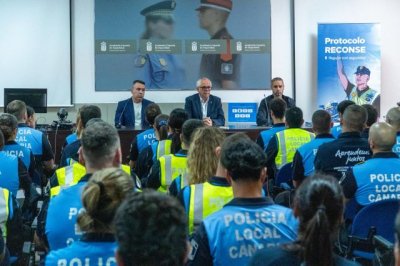 La Consejería de Presidencia entrega a los policías locales en formación magnificadores para documentos falsos