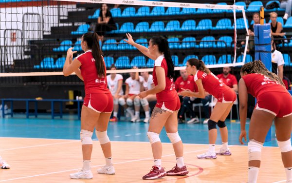 Voleibol Femenino: El Arona LESS4MORE suma una nueva derrota y no consigue engancharse al tren de la salvación