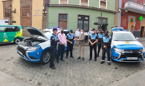 Gáldar: El alcalde presenta los nuevos vehículos para el Parque Móvil Municipal